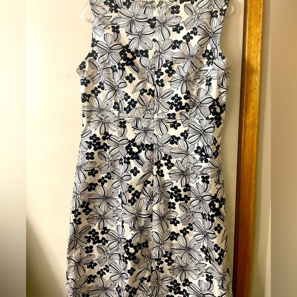 Caslon Monochrome Floral Sleeveless Fun & Flirty (Size 10) Midi Dress - Picture 10 of 10